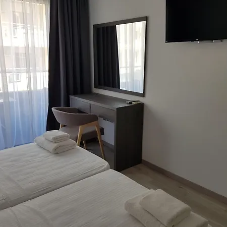 Les Palmiers Petrou *